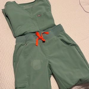 FIGS scrub top and jogger bottom in mint